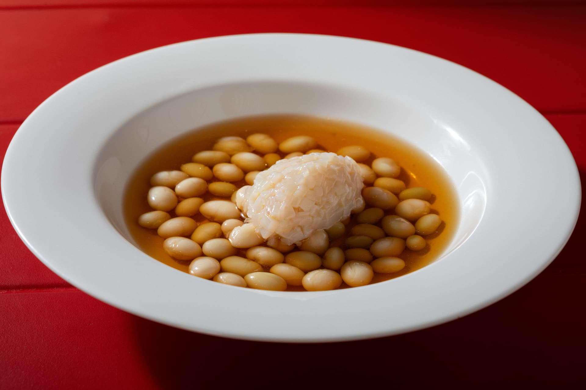 Plato de Batch sobre fondo rojo